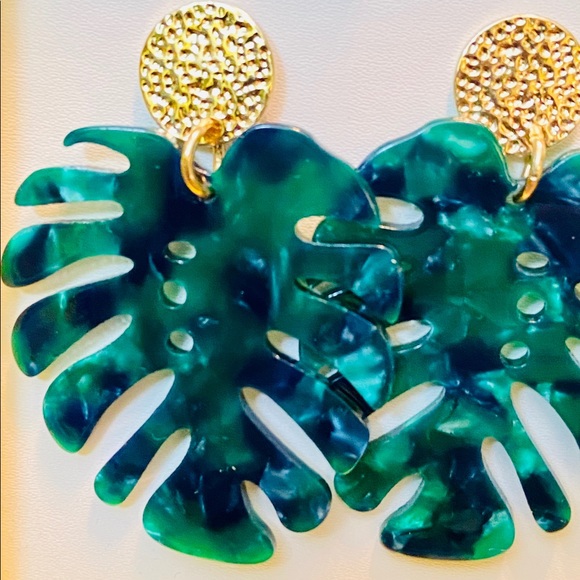 Monstera Deliciosa Swiss Cheese Leaf Earrings - Picture 3 of 5